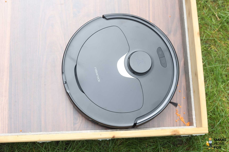 Der Roborock Q Revo reinigt in einer Ecke.